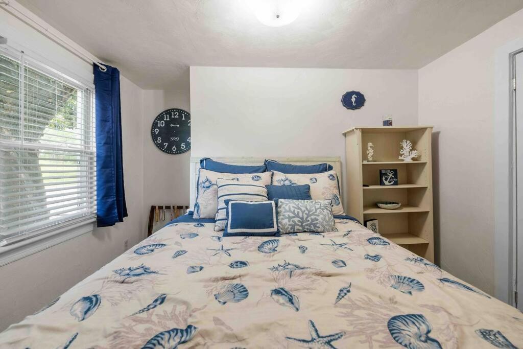 Beach Bungalow - 1 Block To Beach - Pets Welcome! Норфолк Экстерьер фото