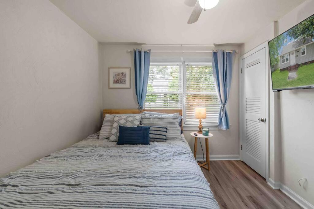 Beach Bungalow - 1 Block To Beach - Pets Welcome! Норфолк Экстерьер фото